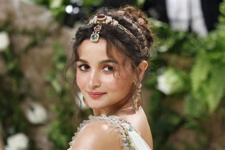 Alia Bhatt Favorite Things Perfume Food Color Book Hobbies Actors Bio