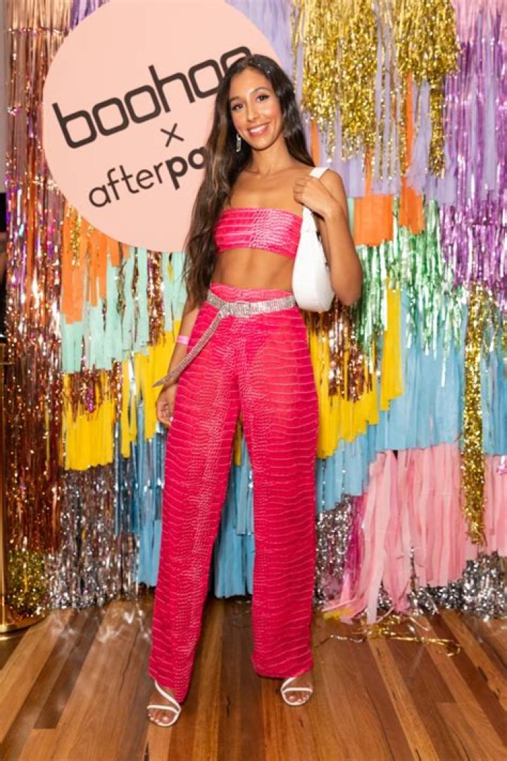 Amelia Marni in Bathing Suit Says Hi From Mykokos — Celebwell