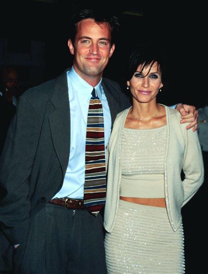 Courteney Cox Posts Throwback Picture Of The ‘Friends’ Cast Enjoying Dinner Together Just Before Filming The Finale 15 Years Ago!