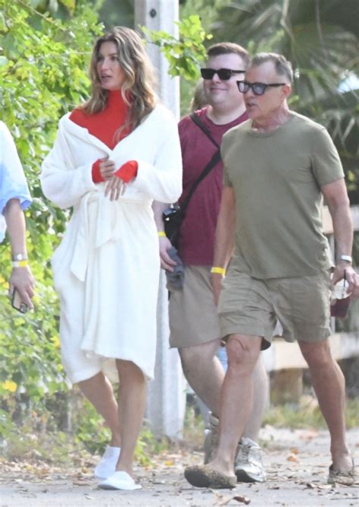 Gisele Bündchen in Bathing Suit Celebrates "Mother Nature" — Celebwell