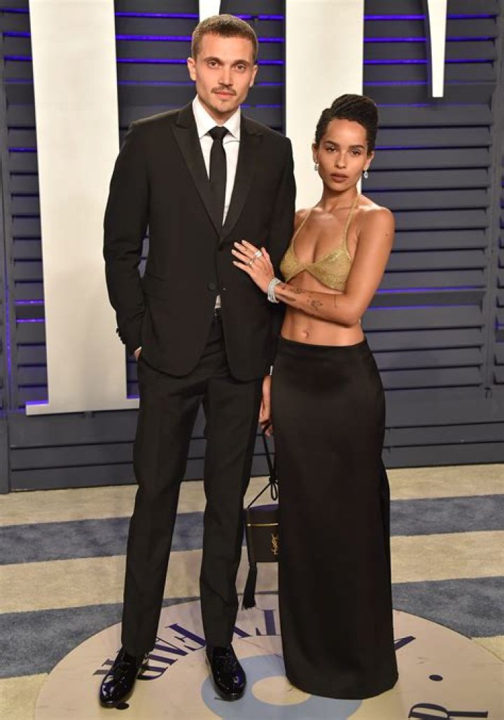 How tall is Zoe Kravitz?