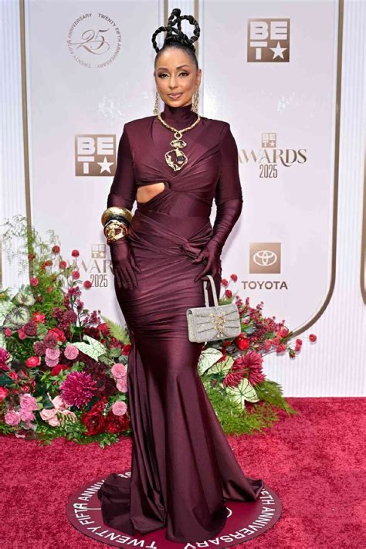 Ice Spice rocking a Barbie/mermaid look at the BET Awards will make you re-think your religion