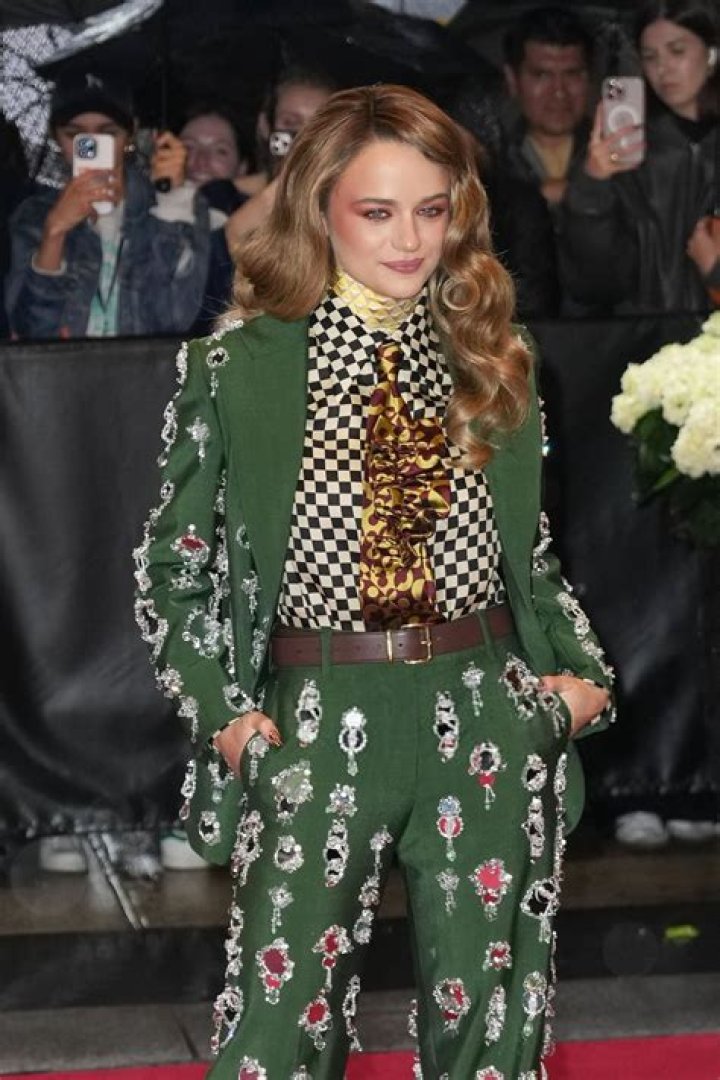 Joey King in Bathing Suit Says "It's 4 Degrees Where I Am" — Celebwell