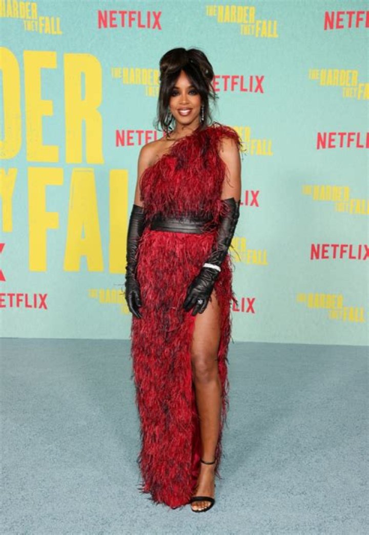 Kelly Rowland in Bathing Suit Says "Hey Beeeach!!!!!!!" — Celebwell