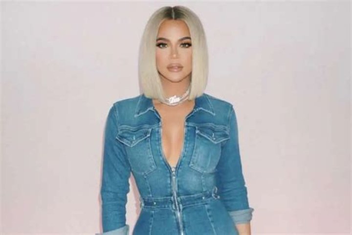 Khloe Kardashian Flaunts Her Curves In Good American And People Can’t Get Over Her Beach Body!