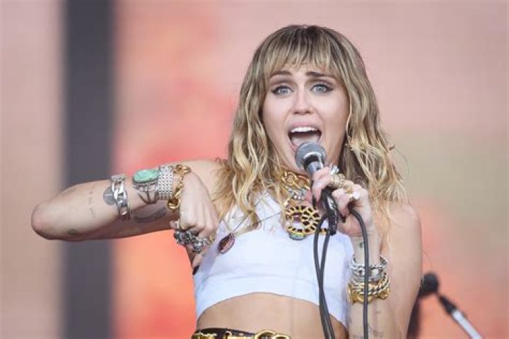 Miley Cyrus in Bikini Top Rocks BottleRock — Celebwell