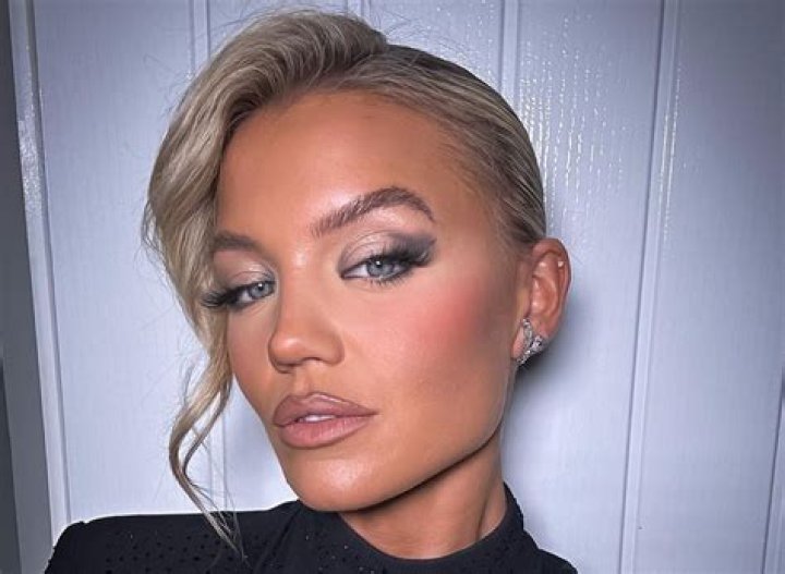 Molly Smith in Bathing Suit Says "Find Me Under the Palm Trees" — Celebwell