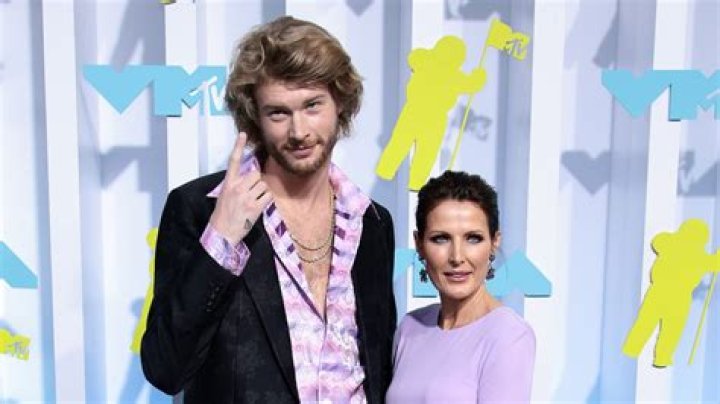 Noted MILF lover Yung Gravy took Addison Rae’s mom to the VMAs