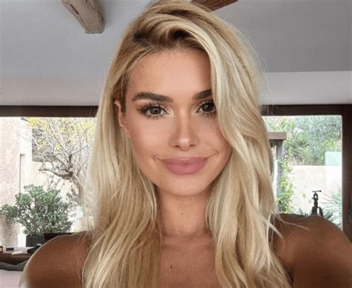 Pamela Reif in Workout Gear Debuts “Tummy Torture” Ab Exercise