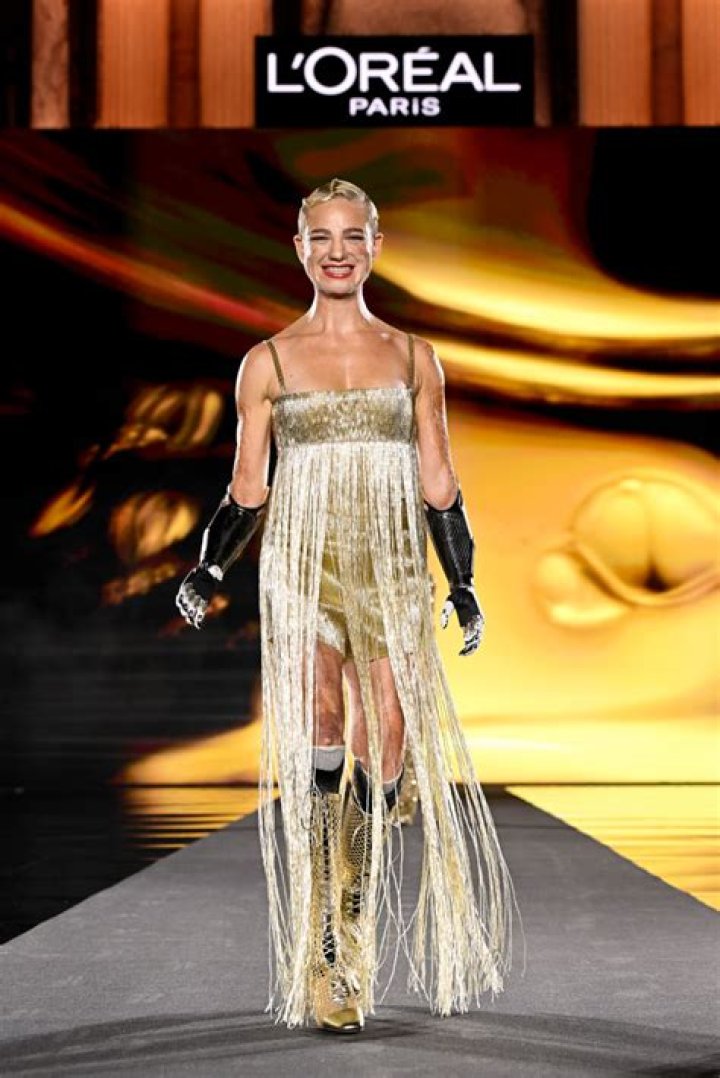 Photos of Amber Heard bloody knuckles at L'Oreal Fashion Week in Paris