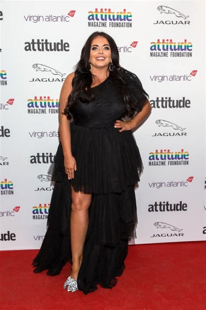 Scarlett Moffatt in Bathing Suit Says Hi From Dubai — Celebwell