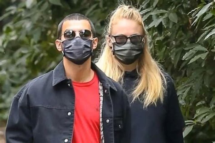 Sophie Turner Shows Off Her Growing Baby Bump During Stroll With Joe Jonas