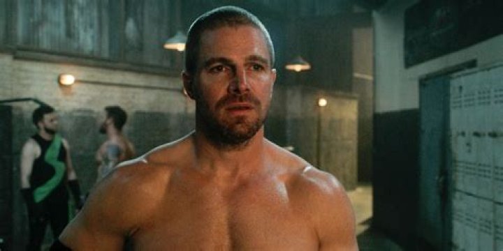 Stephen Amell Shares New Photo From Arrow’s Nude Prison Fight