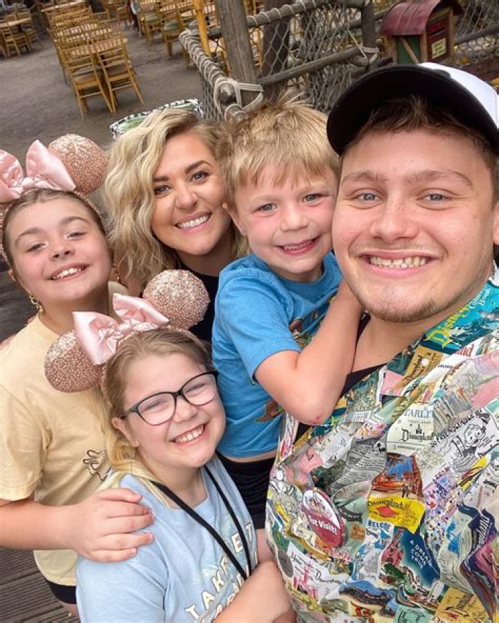 Zachariah Smith Wiki, Wife, Age, Kids, Parents & Songs